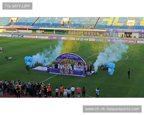 冠军捧杯激动人心，女足比赛精彩时刻留存，女足晋级视频